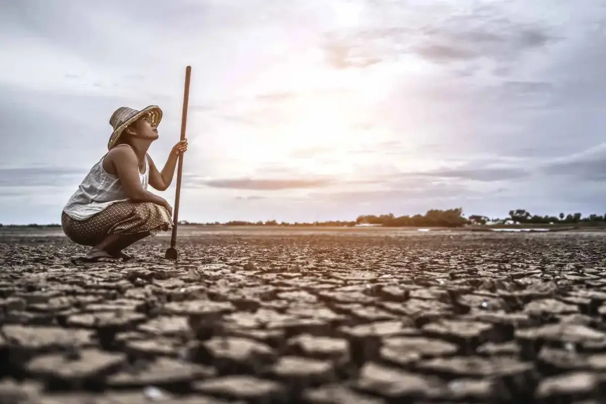 El nuevo semáforo del agua coloca en rojo a 13 municipios, principalmente en la frontera norte, donde el estrés hídrico se agudiza pese a lluvias recientes. Foto: Freepik