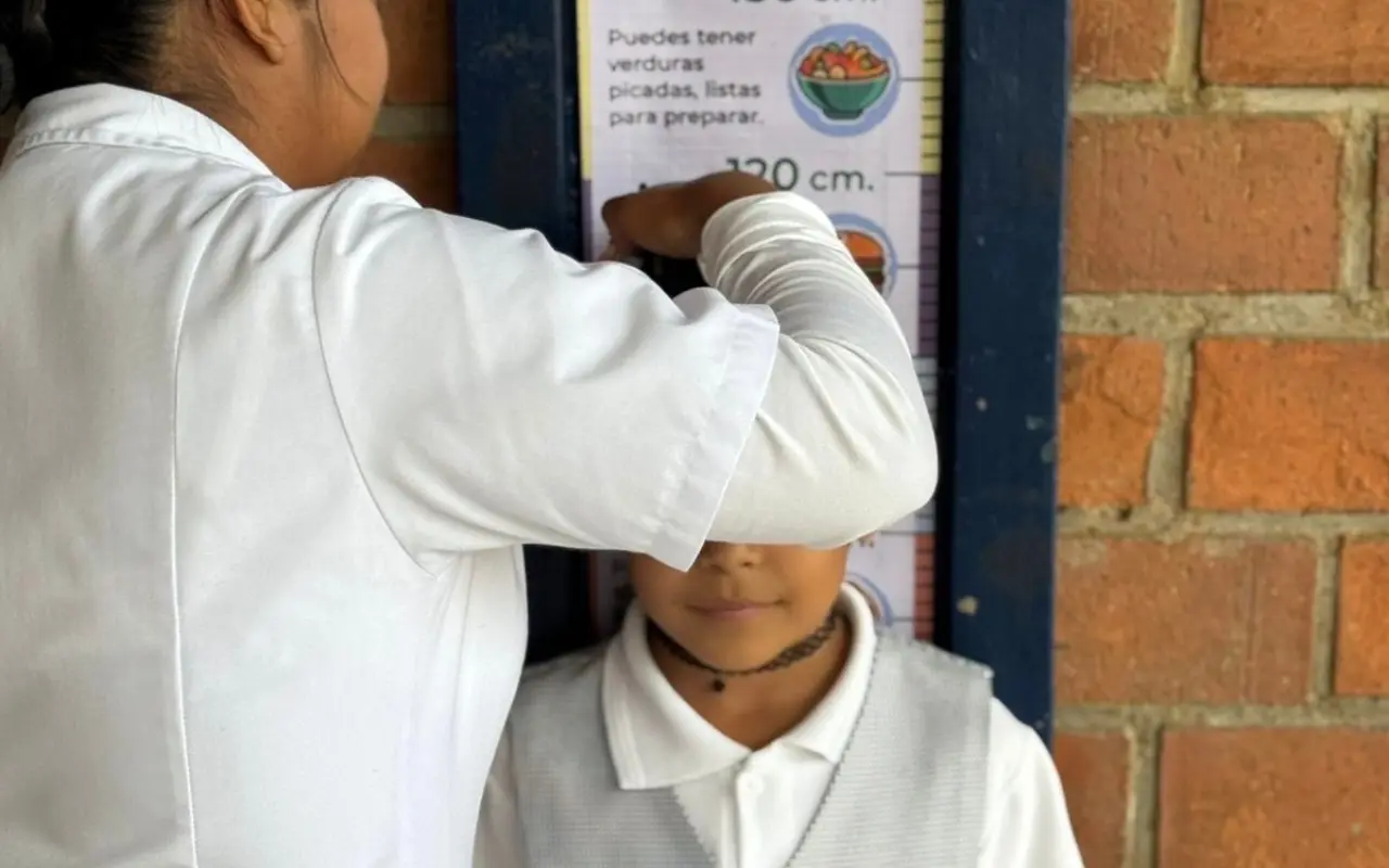 Enfermera realizando atención a alumno de primaria por el programa Vive saludable, vive feliz. Foto: X (@zoerobledo)