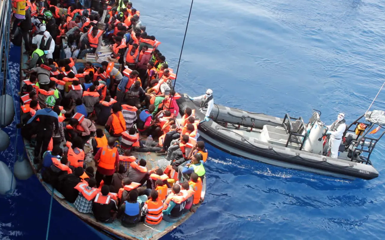 Balsa con migrantes siendo interceptada por autoridades. Foto: Centro de Documentación Europea de la Universidad de Granada