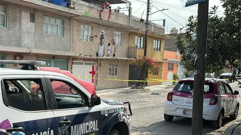 El cuerpo del feto fue cubierto por las autoridades.  Foto: Juan Manuel López
