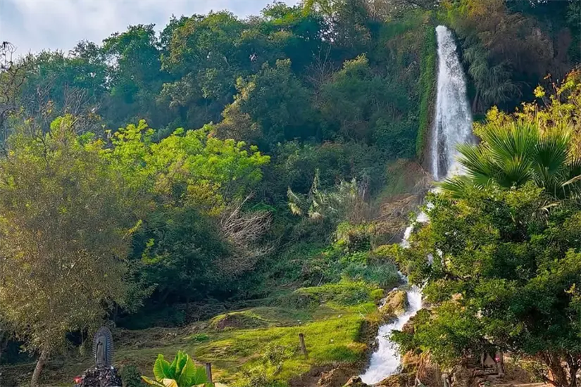 imagen recuadro El santuario de El Chorrito recibe su nombre por el manantial y la cascada que corren en el poblado. Foto: Carlos García