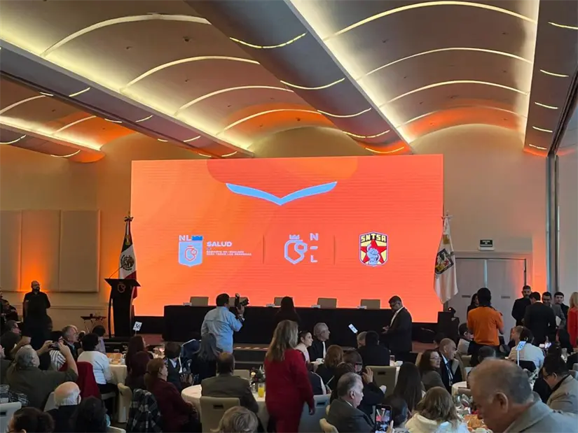 Con una emotiva ceremonia, se honro a los trabajadores de salud de Nuevo León por su extensa trayectoria y dedicación al bienestar. Foto: Yarince Torres