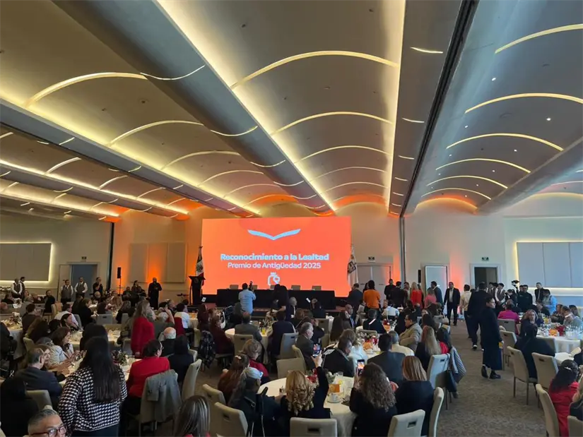 Nuevo León reconoce y agradece a sus trabajadores de salud por décadas de servicio con un evento lleno de emotividad y gratitud. Foto: Yarince Torres