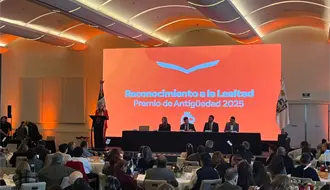 Nuevo León honra a personal de salud con hasta 55 años de servicio: Premios, bonos y testimonios