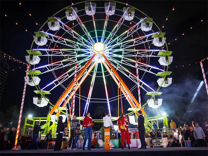 imagen recuadro La Rueda de la Fortuna en la MacroNavidad, que ofrece una vista panorámica iluminada del Centro de Monterrey. Foto: Gobierno de Nuevo León