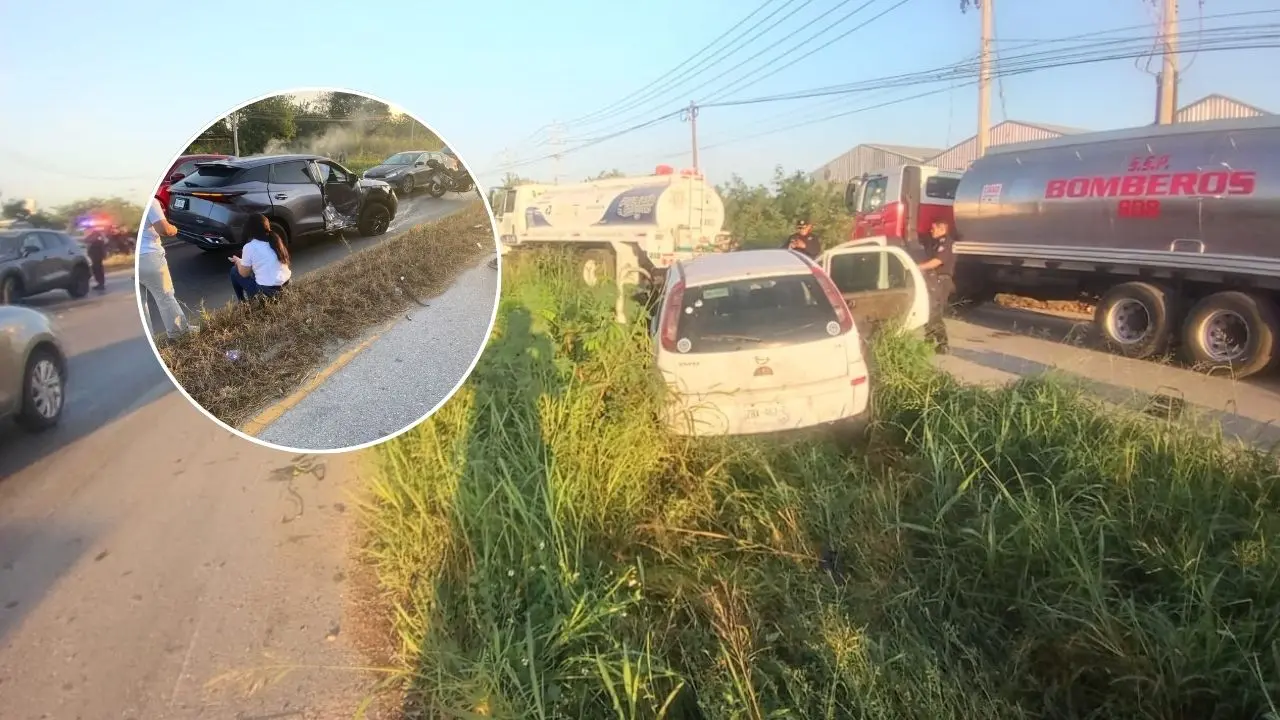 Al fondo, uno de los autos involucrados en el accidente registrado en la vía Mérida-Cancún luce dañado.