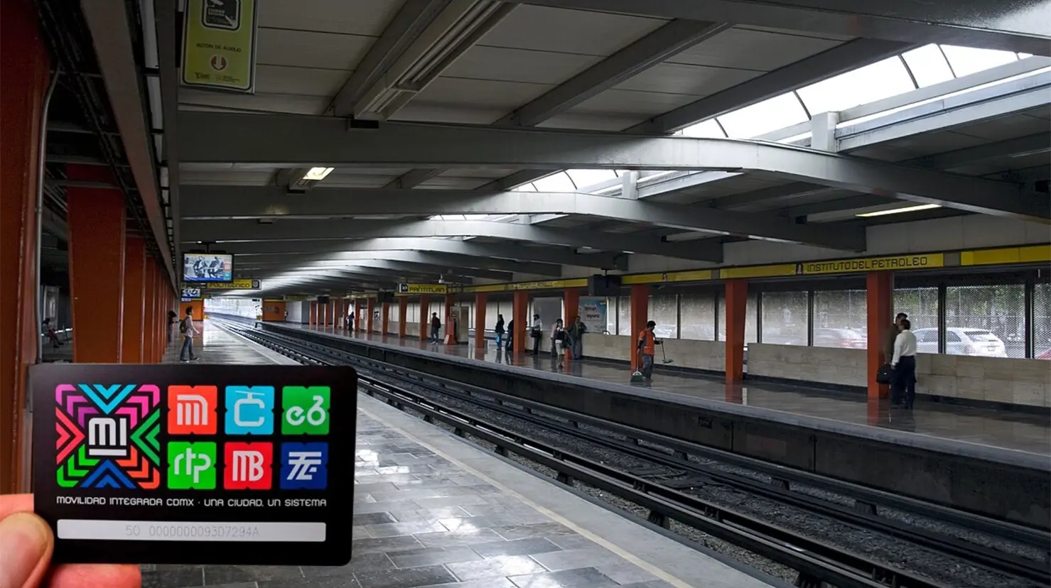 Andenes del Metro de CDMX y Tarjeta de Movilidad Integrada. Foto: Wikipedia y semovi.com | Canva