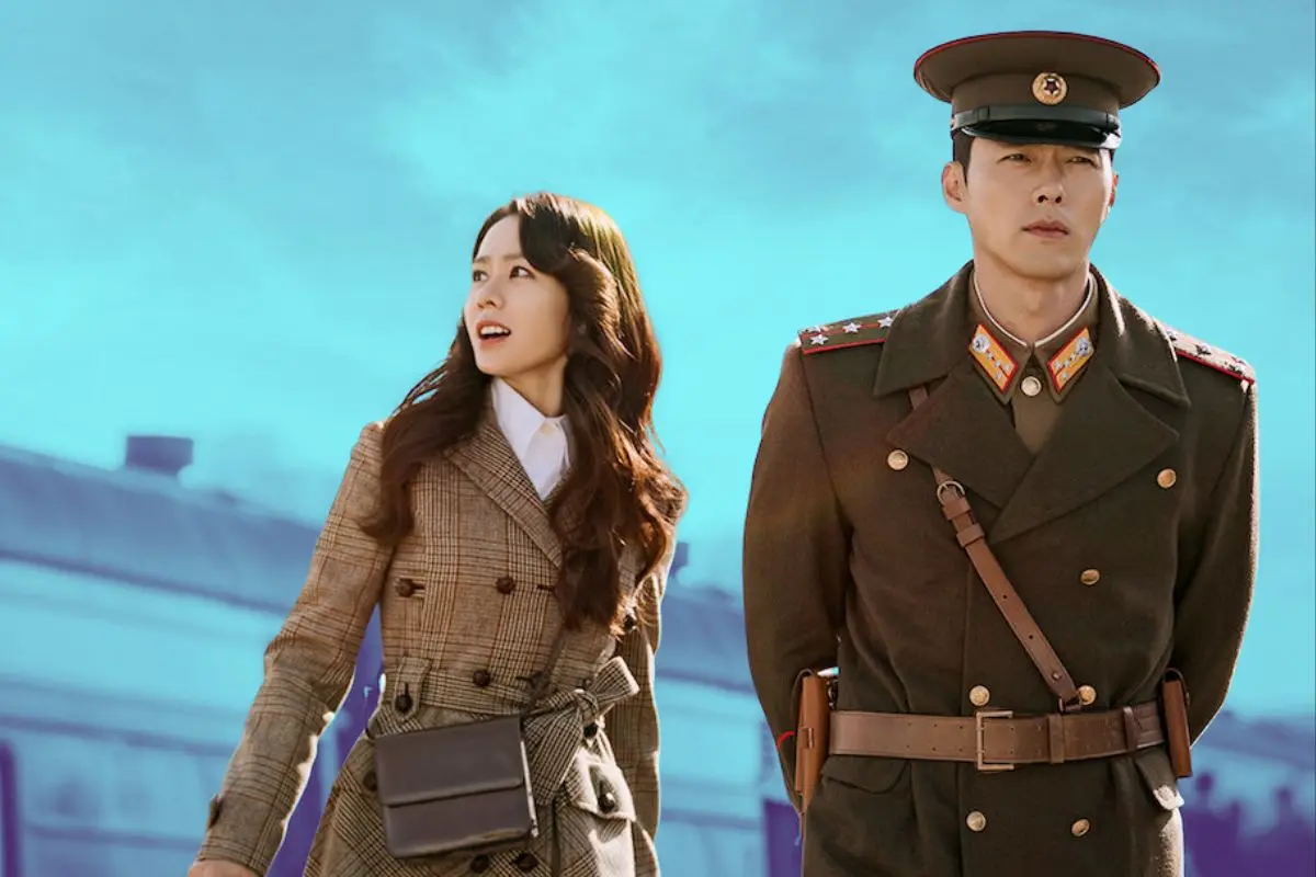 Hyun Bin y Son Ye-jin protagonizan Aterrizaje de emergencia en tu corazón. FOTO: CANVA/Netflix