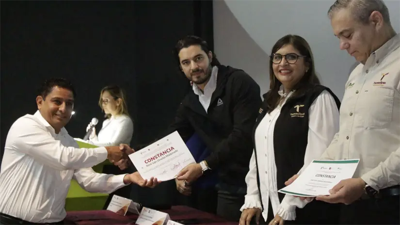 Las constancias fueron entregadas por el secretario de Trabajo y Previsión Social, Luis Gerardo Illoldi Reyes | Foto: STPST