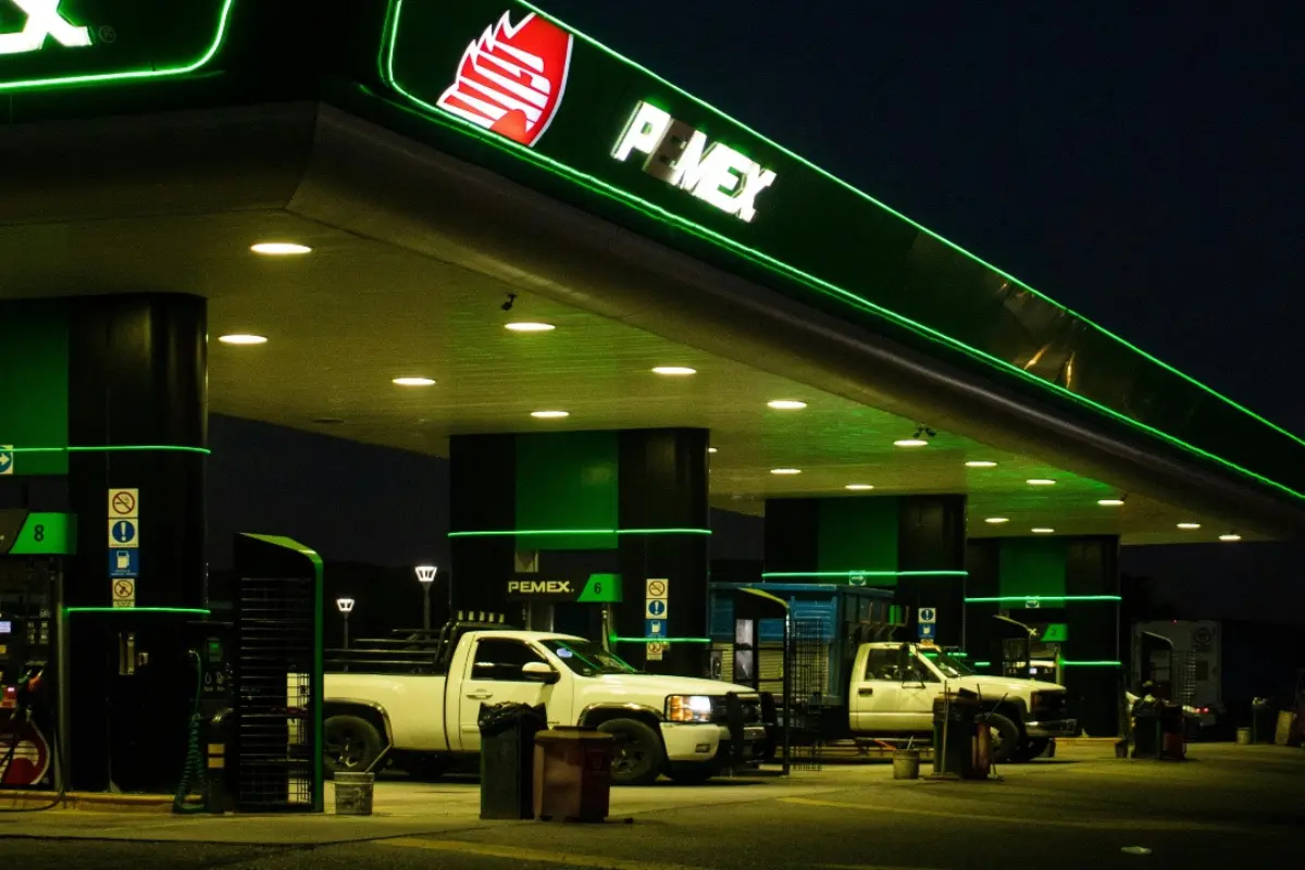 Hoy, la combinación de vigilancia, coordinación y estrategias internas ha generado un ambiente más seguro para trabajadores y clientes. Foto: PEMEX