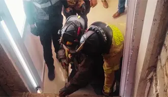 FOTOS | Así liberaron Bomberos de Durango a mujeres atrapadas en un elevador