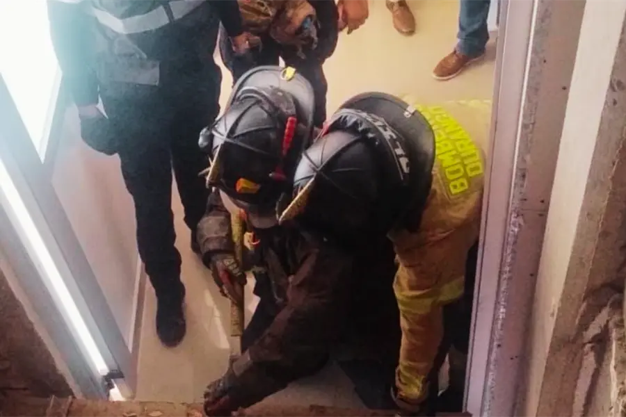 FOTOS | Así liberaron Bomberos de Durango a mujeres atrapadas en un elevador