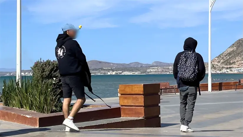 imagen recuadro Personas caminan abrigadas en el malecón de La Paz ante las temperaturas frescas registradas por la mañana. Foto: IMSS Baja California Sur