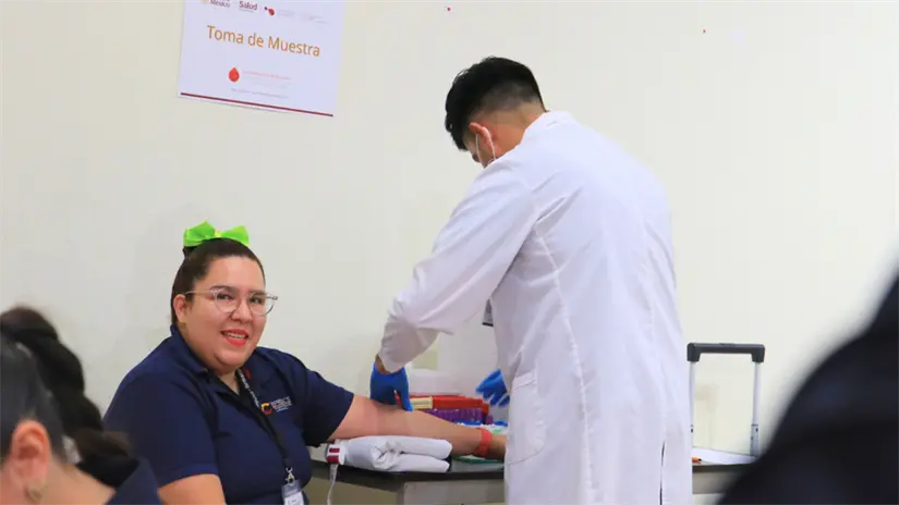 imagen recuadro Personal de salud realiza la toma de muestra a una participante durante la jornada de donación altruista de sangre en el Poliforo Cultural Universitario. Foto: Universidad Autónoma de Baja California Sur