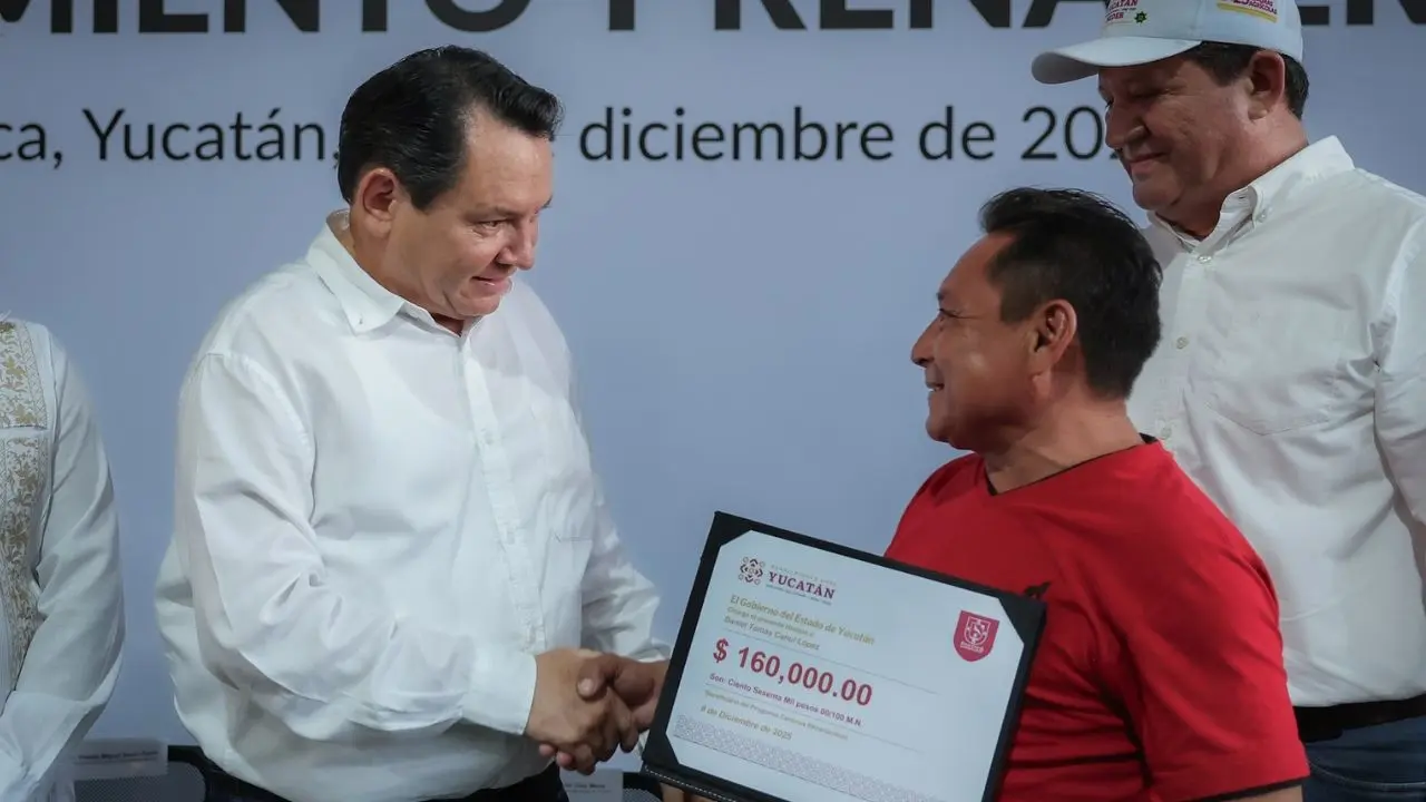 El gobernador Joaquín Díaz Mena realiza la entrega de apoyos a productores de la comunidad de Baca.- Fuente Gobierno del Estado