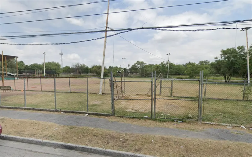 imagen recuadro El mercadito se encuentra junto a u campo de béisbol. Foto: Google.