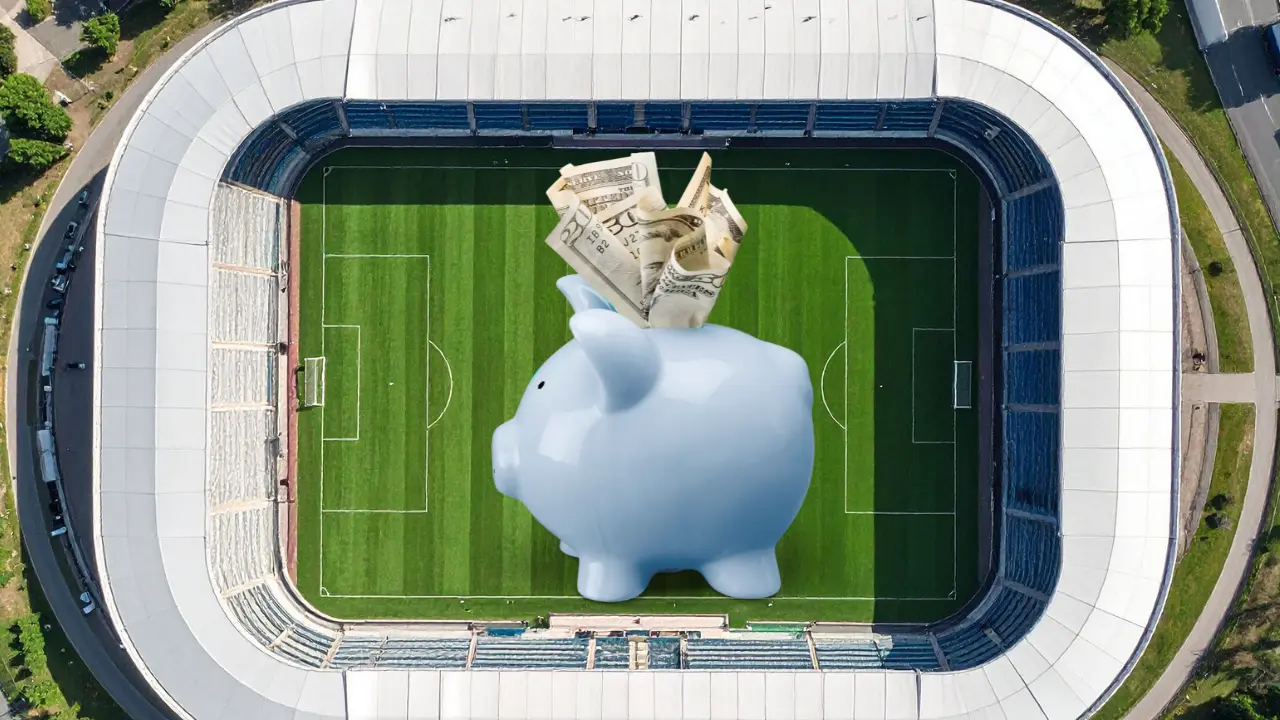 Estadio deportivo, con imagen de alcancía de cerdito por aumento de precio de boletos para el Mundial 2026 en CDMX | Canva Pro