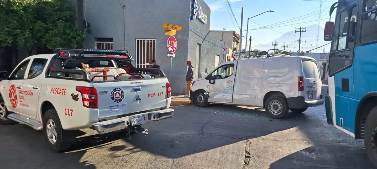Atiende PCNL choque entre ruta urbana y auto en Monterrey. Foto: PCNL