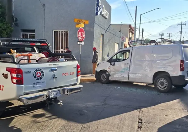 Choque entre ruta urbana y auto deja 7 personas lesionadas en Monterrey