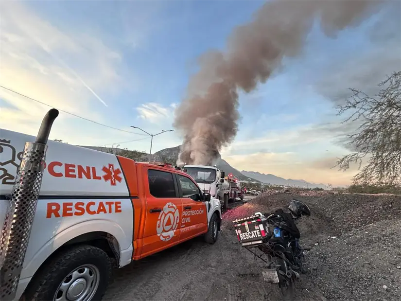 imagen recuadro El siniestro, perceptible desde distintas avenidas del municipio de Escobedo. Foto: Protección Civil de Nuevo León.