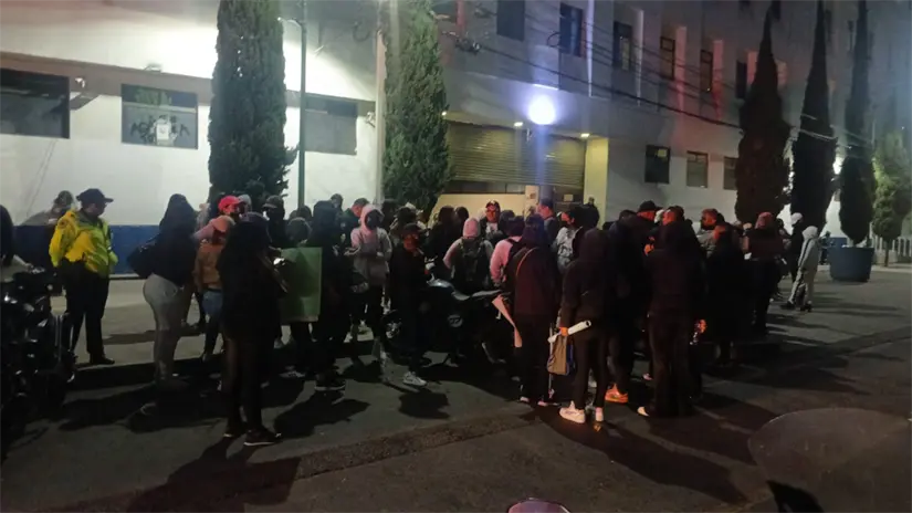 imagen recuadro Protesta de la comunidad trans a las afueras de la fiscalía en CDMX. Foto: Luis Antonio Alfaro