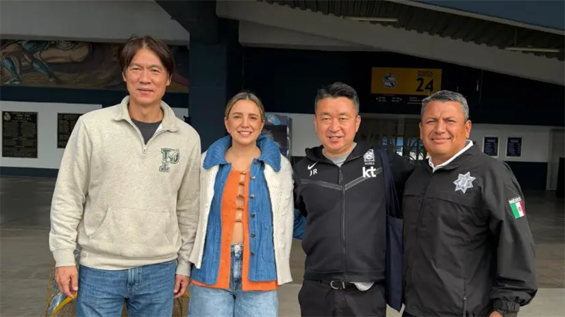 Carla López-Malo, secretaría de Turismo de Puebla junto a directivos de la Selección de Corea del Sur/Foto: Redes