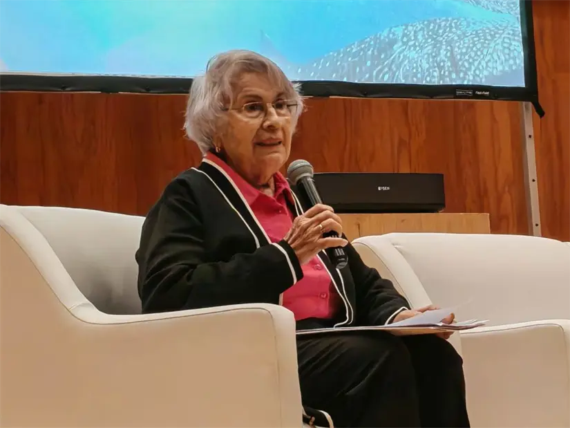 imagen recuadro Mary Nogales en conferencia. Foto: Héctor Romero / POSTA Baja California Sur.