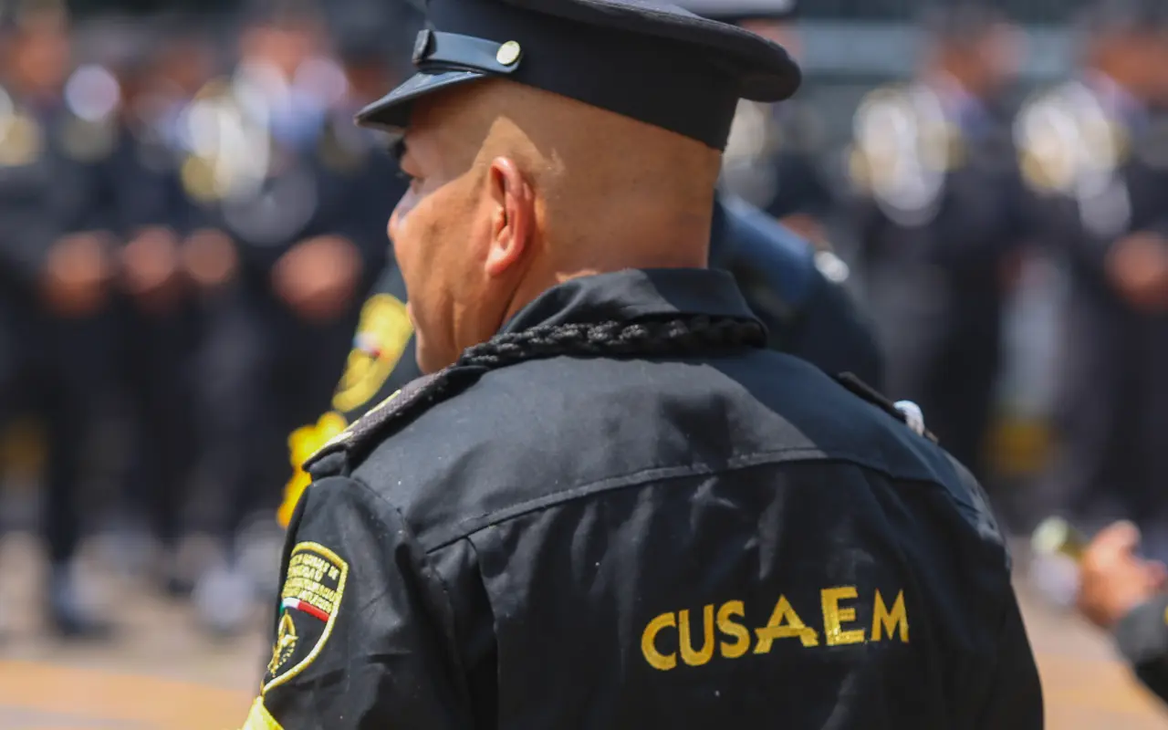 Agentes como el de la imagen, pertenecientes al CUSAEM. Foto: X/ @ADNoticiasMex, Ariadna Barrón | AD Noticias (Canva)