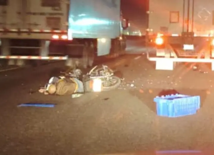 imagen recuadro La víctima no ha sido identificada. Solo se detalló que vestía pantalón azul, sudadera amarilla y portaba una mochila café. Foto: Facebook Sierra Gabo Noticia.