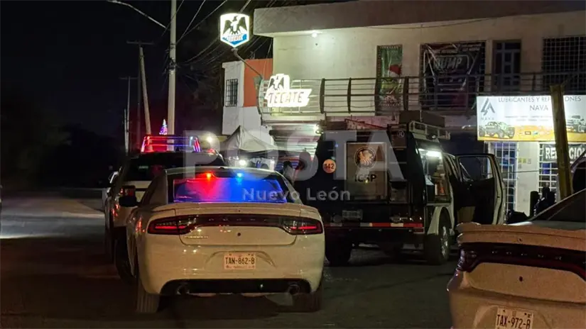 imagen recuadro Elementos de la Fiscalía General de Justicia de Nuevo León en la zona donde el hombre fue ejecutado. Foto: POSTA.