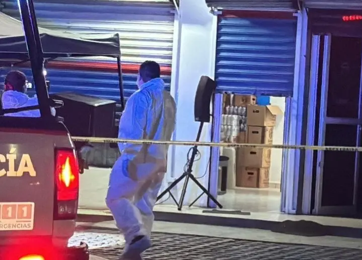 imagen recuadro Elementos de Servicios Periciales acudieron al sitio para levantar el cuerpo de la víctima así como investigar la ejecución. Foto: Policía de Guadalupe.