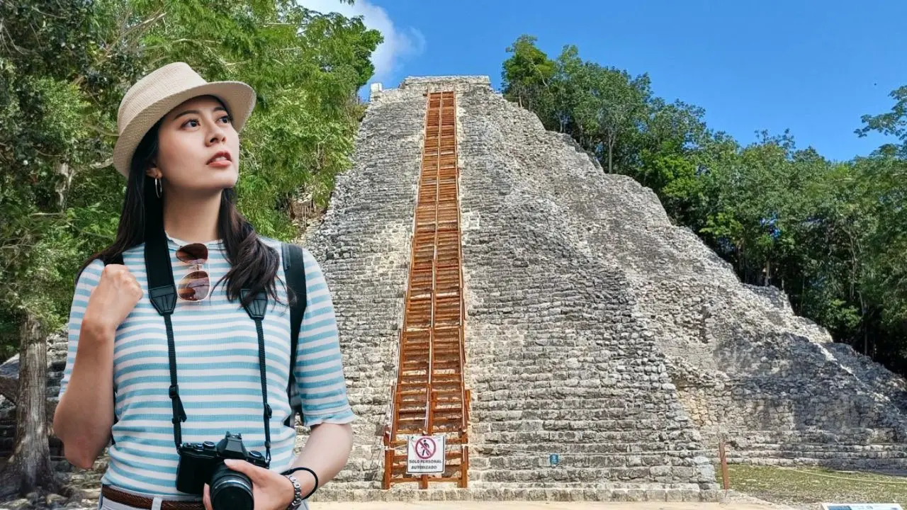 Al fondo, aspecto de la nueva escalinata colocada en la pirámide de Nohoch Mul en Cobá, Quintana Roo.- Fuente INAH