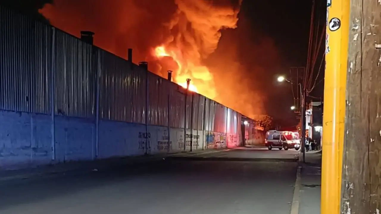 Se ha registrado un fuerte incendio en la zona industrial de Ixtapaluca, en Edomex. Foto: FB (Kevin Alvarado)