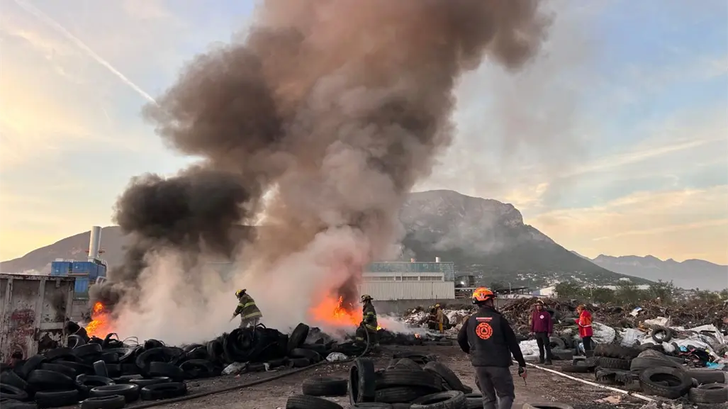 Incendio causa gran nube de humo y daños materiales en el Parque Industrial Escobedo