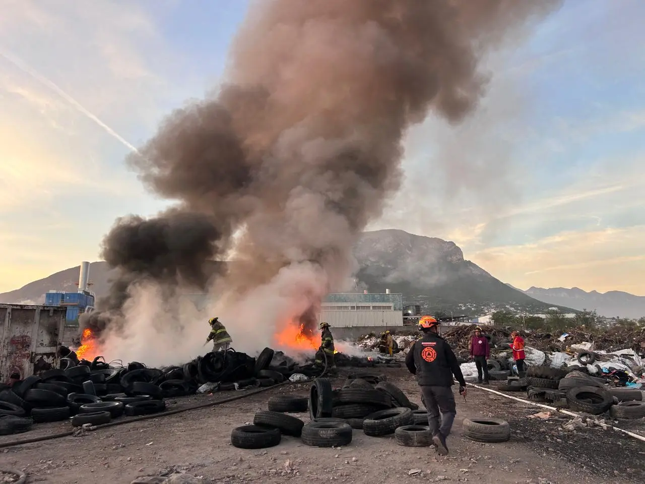 Elementos de la Unidad U.02 de Protección Civil Nuevo León acudieron al lugar para atender el incendio. Foto: Protección Civil de Nuevo León.