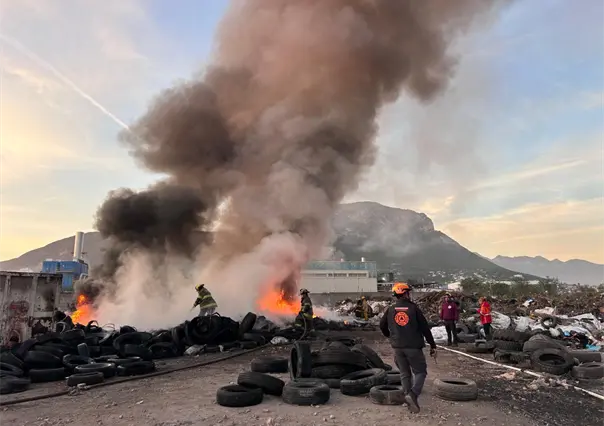 Incendio causa gran nube de humo y da&ntilde;os materiales en el Parque Industrial Escobedo