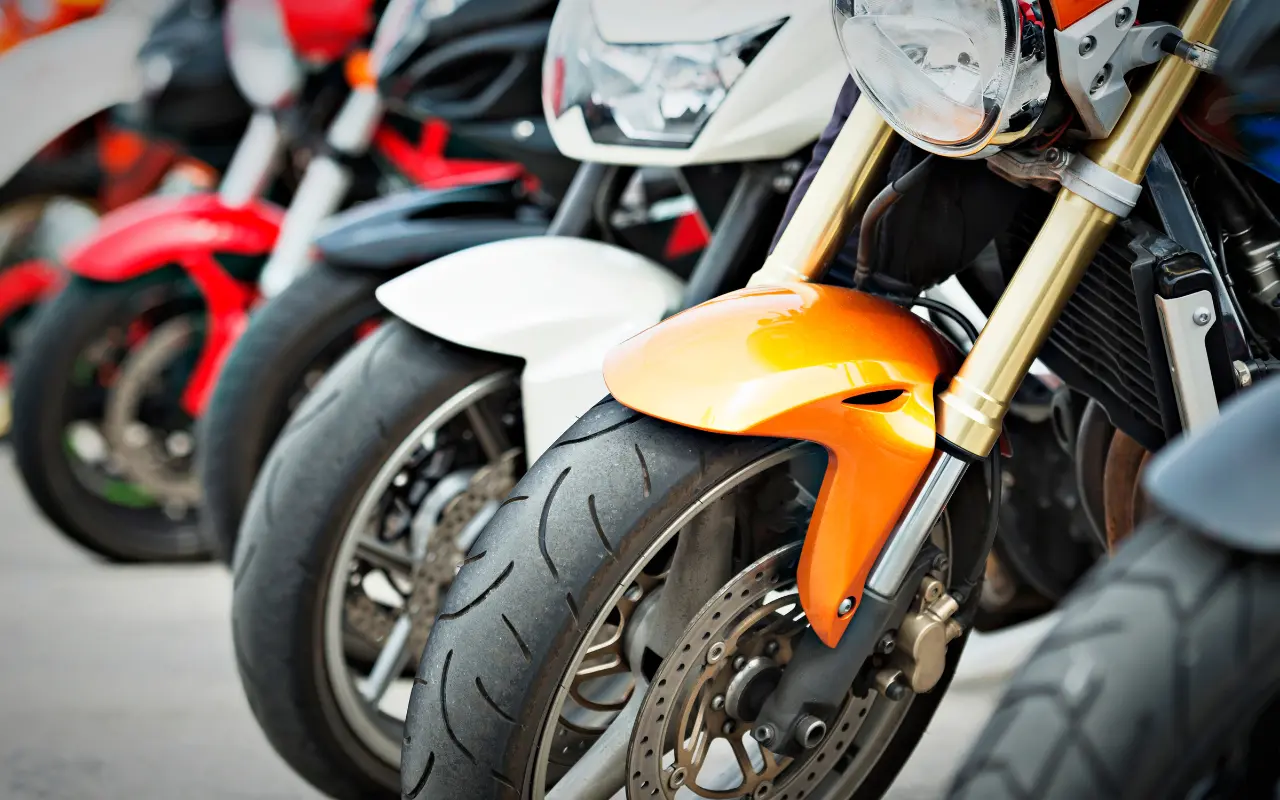 Varias motocicletas estacionadas. Foto: Canva