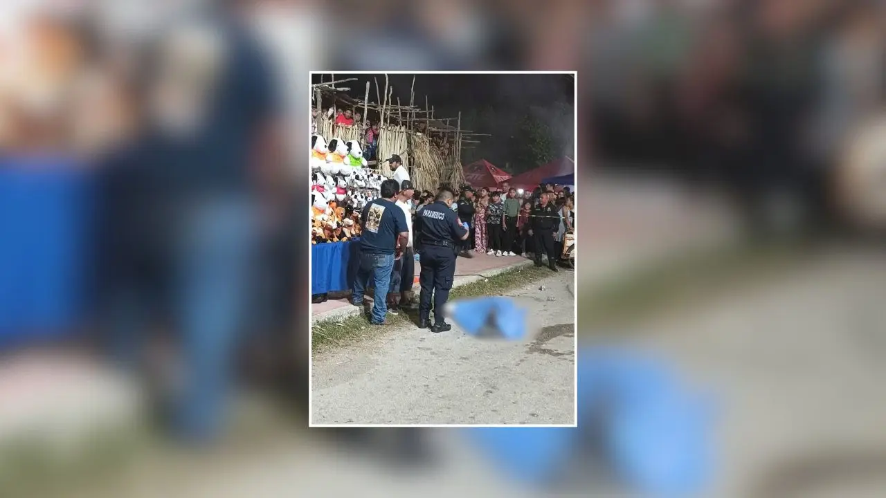 Paramédicos de la policía municipal de Izamal llegan al lugar donde una persona perdió la vida tras ser golpeada con un casco.- Fuente Alerta Yucatán