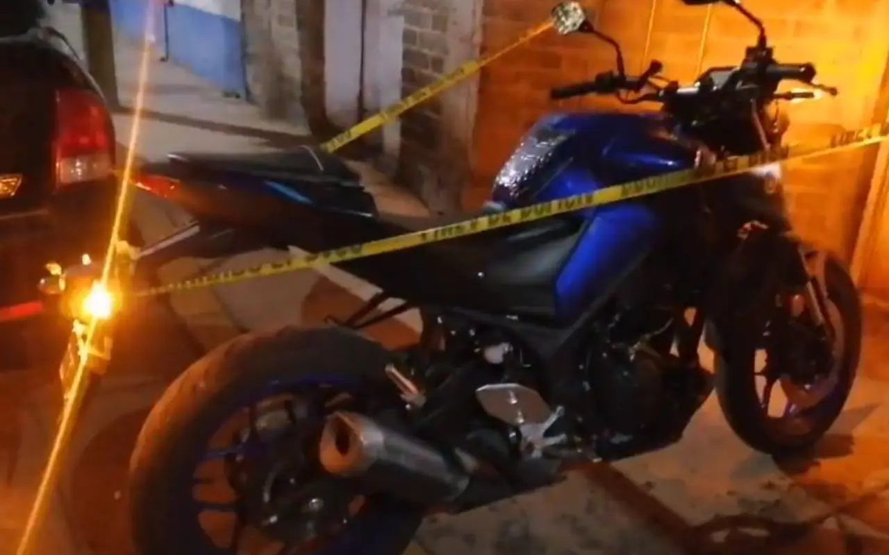 Moto que causa polémicas en el caso del joven asesinado en Chalco. Foto: FB/ emergencias urbanas (Canva)