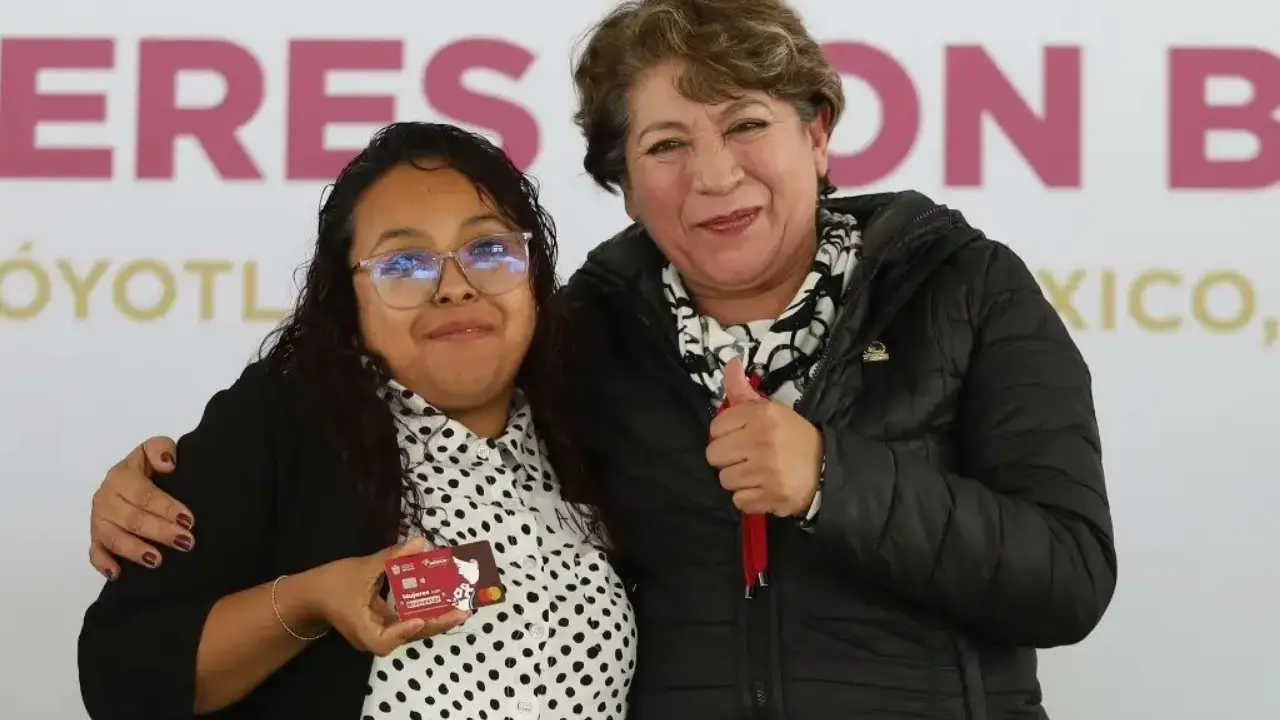 Beneficiaria del programa Mujeres con Bienestar en compañía de la gobernadora del Edomex Delfina Gómez. Foto: X (@BienestarEdoMx)