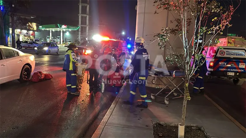 imagen recuadro Los elementos de Protección Civil de Monterrey estabilizaron a Juan Carlos para ser trasladado. Foto: POSTA.