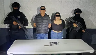Detienen a pareja en Monterrey tras hallar arma de fuego y cartuchos en su vehículo