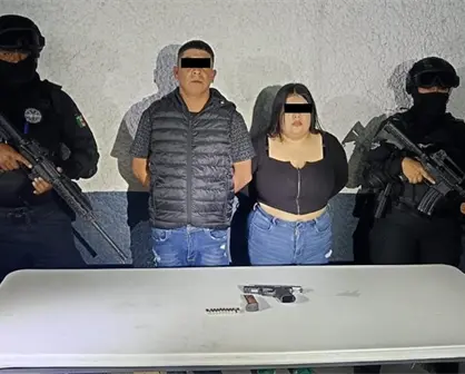 Detienen a pareja en Monterrey tras hallar arma de fuego y cartuchos en su veh&iacute;culo