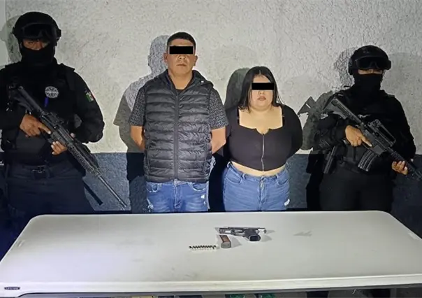 Detienen a pareja en Monterrey tras hallar arma de fuego y cartuchos en su vehículo