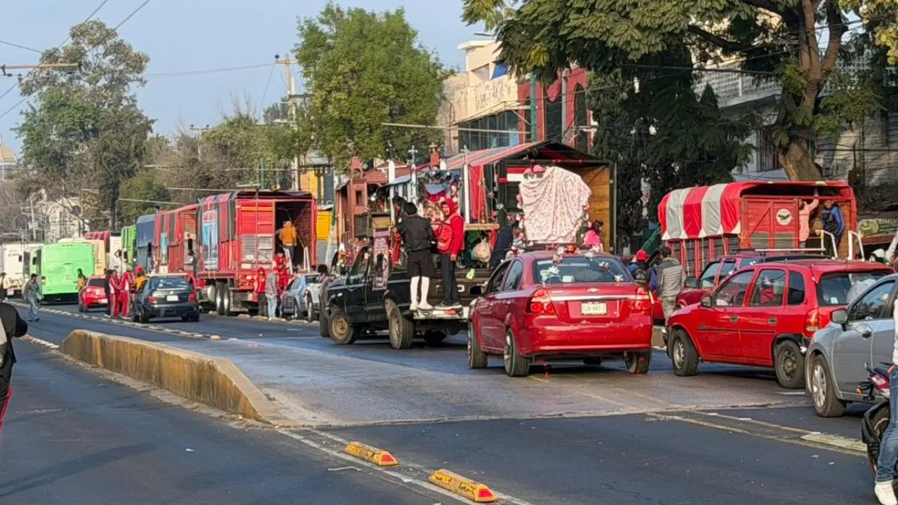 Ante la llegada de miles de peregrinos, la Casa del Peregrino se encuentra saturada, por lo que feligreses que descansan en camiones que los llevan a la Basílica de Guadalupe. Foto: Ramón Ramírez