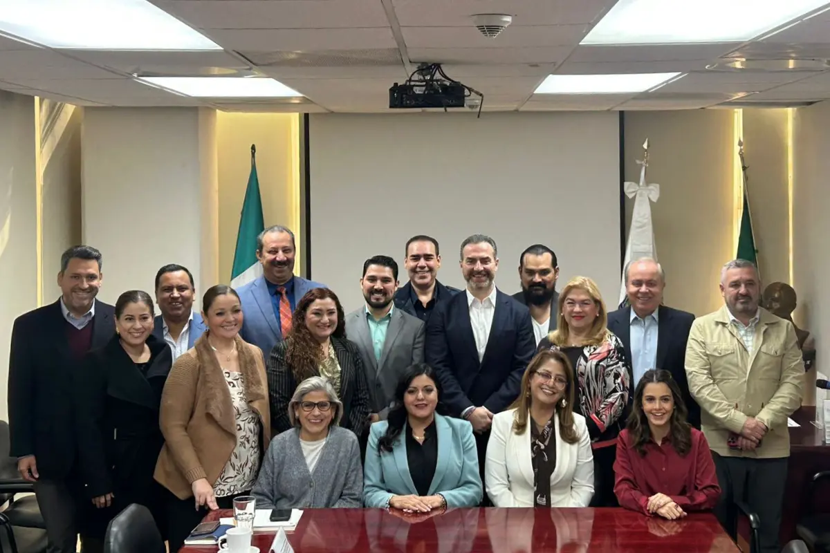 El edil regiomontano presenta su iniciativa de presupuesto 2026, enfocándose en una visión municipalista para Monterrey. Foto: Diego Ovalle