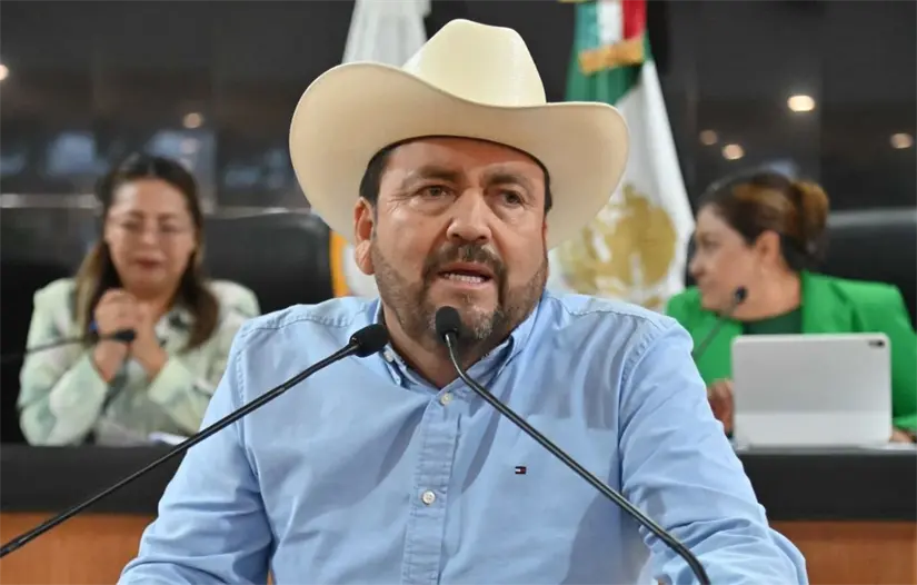 imagen recuadro El diputado Venustiano Pérez Sánchez, promotor de la iniciativa, expuso ante el pleno los ajustes que se pretenden realizar en el Artículo 36 de la Constitución estatal. Foto: Congreso de Baja California Sur