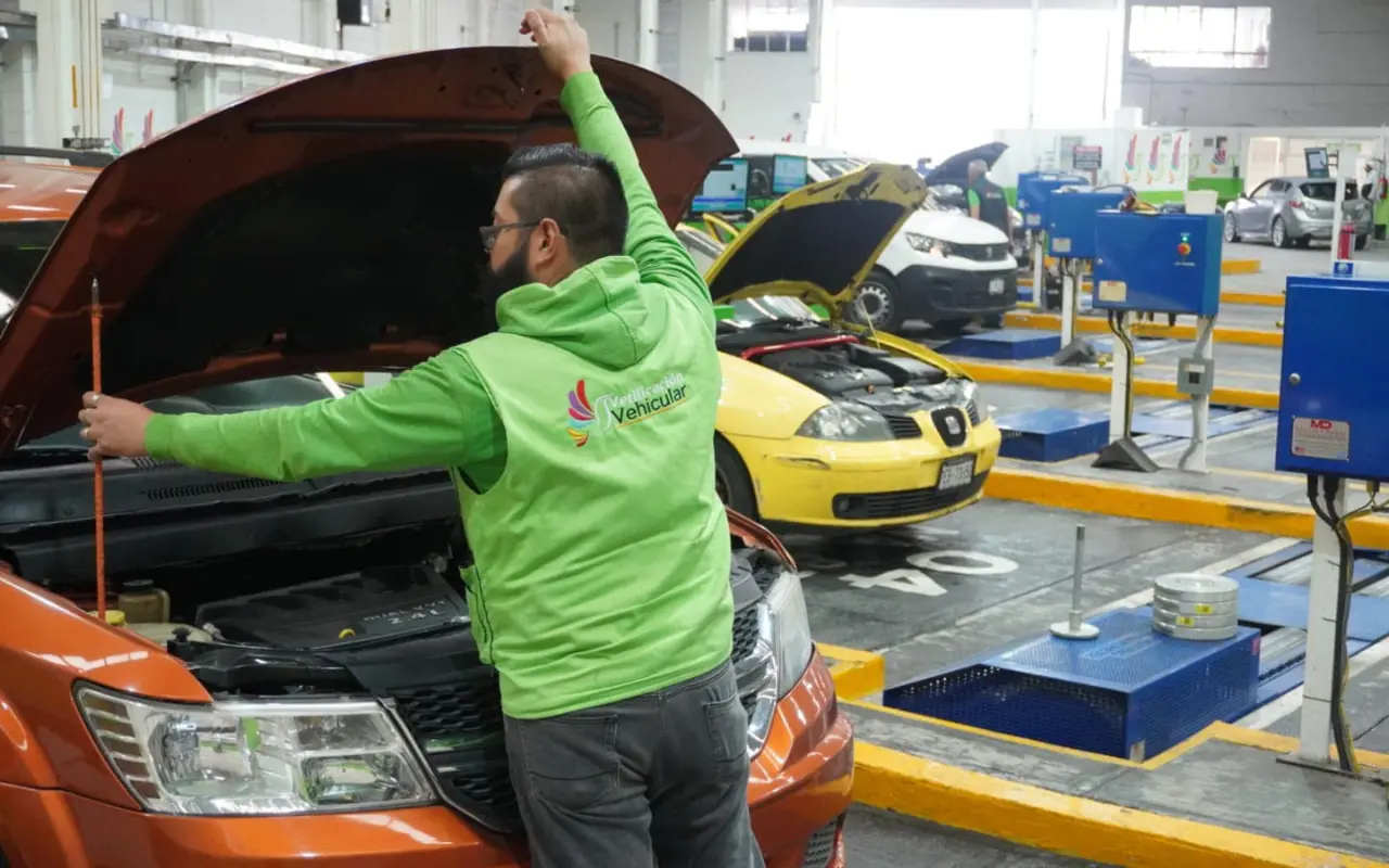 Si no pagaste la verificación vehicular, tienes hasta el 31 de diciembre para hacerlo sin multa. Foto: FB/ HoyEcatepec (Canva)