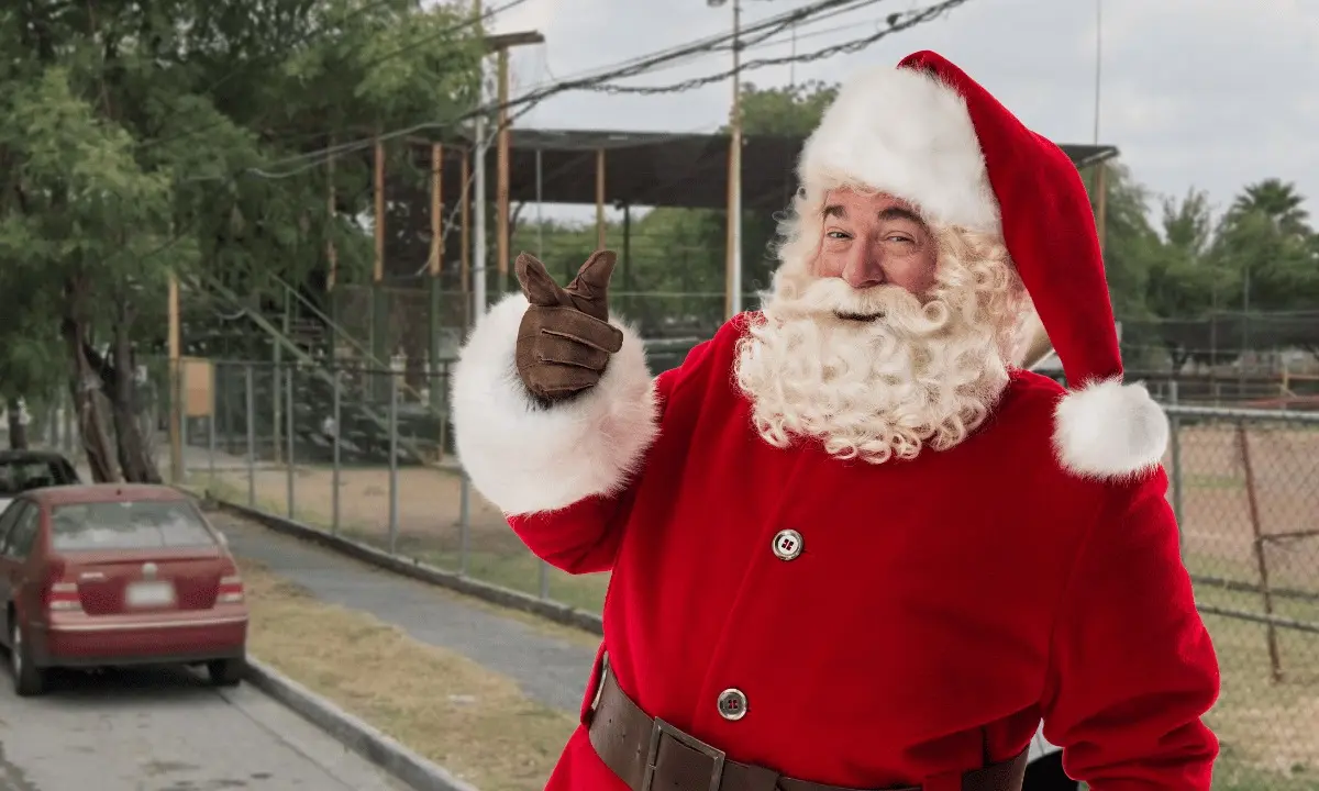 Este espacio al aire libre no solo reúne a comerciantes locales con una amplia oferta de artículos deportivos, sino que también se llena de colores, luces y adornos alusivos a la Navidad. Foto: Canva.