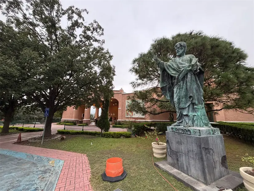 La iglesia Nuestra Señora Reina de los Ángeles se prepara para recibir a Pedro Fernández el 11 de diciembre en una celebración especial. Foto: Vianney Carrera